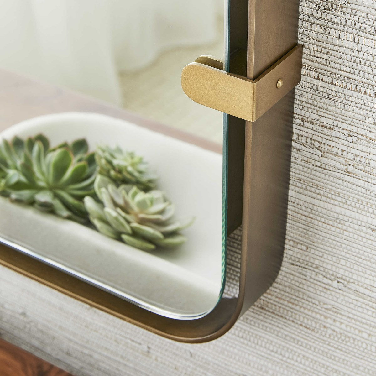 TOGGLE MIRROR